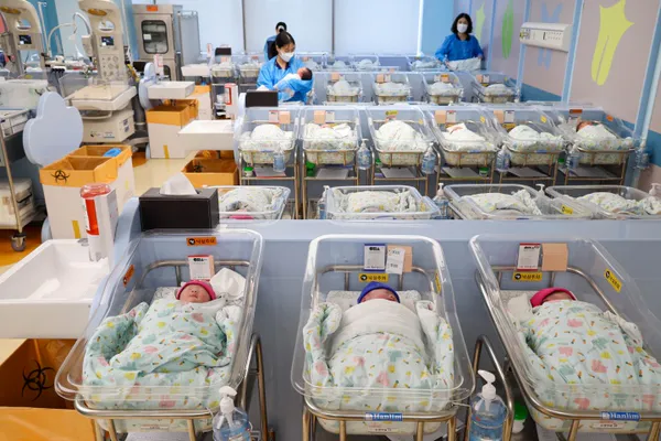 지난해 출생아 25만 4300명, 6.7% ↑…합계출산율 0.8명대 회복